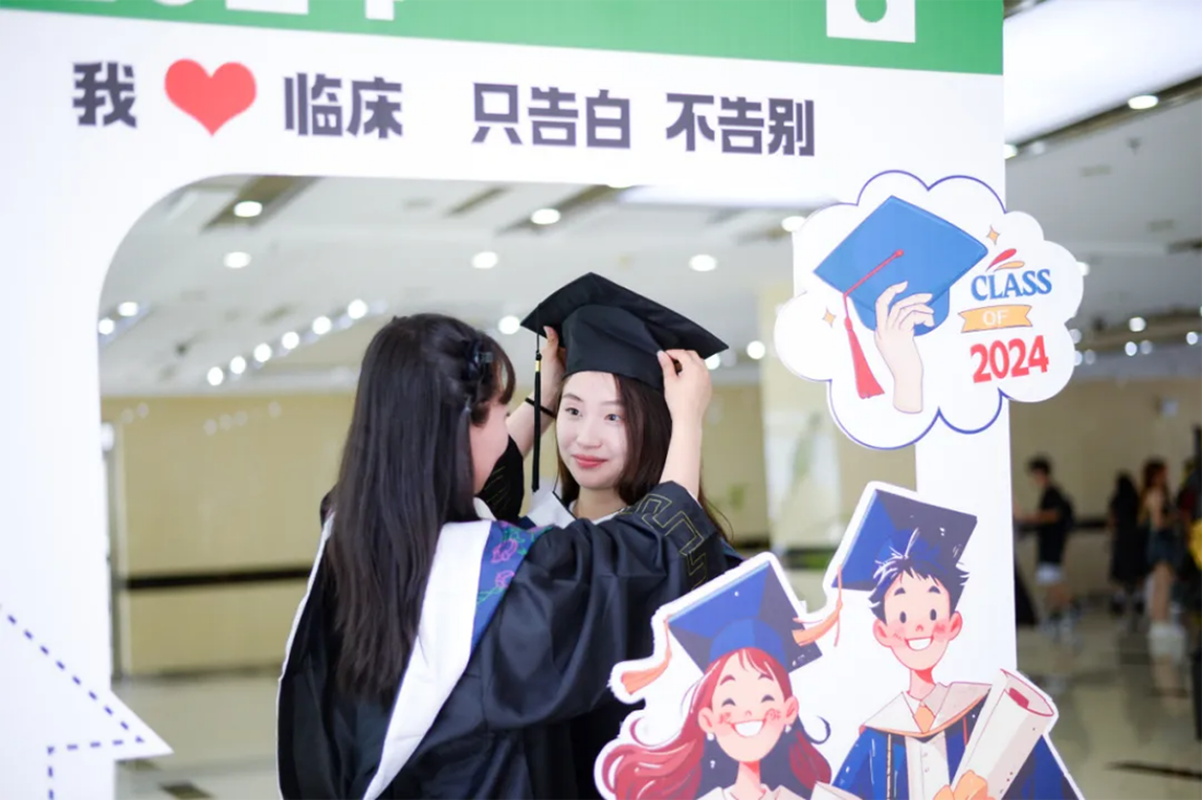 再見，小何