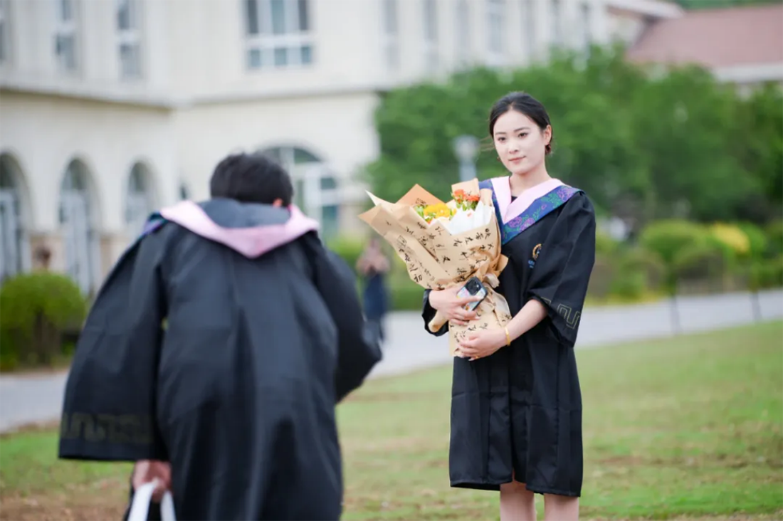 再見，小何